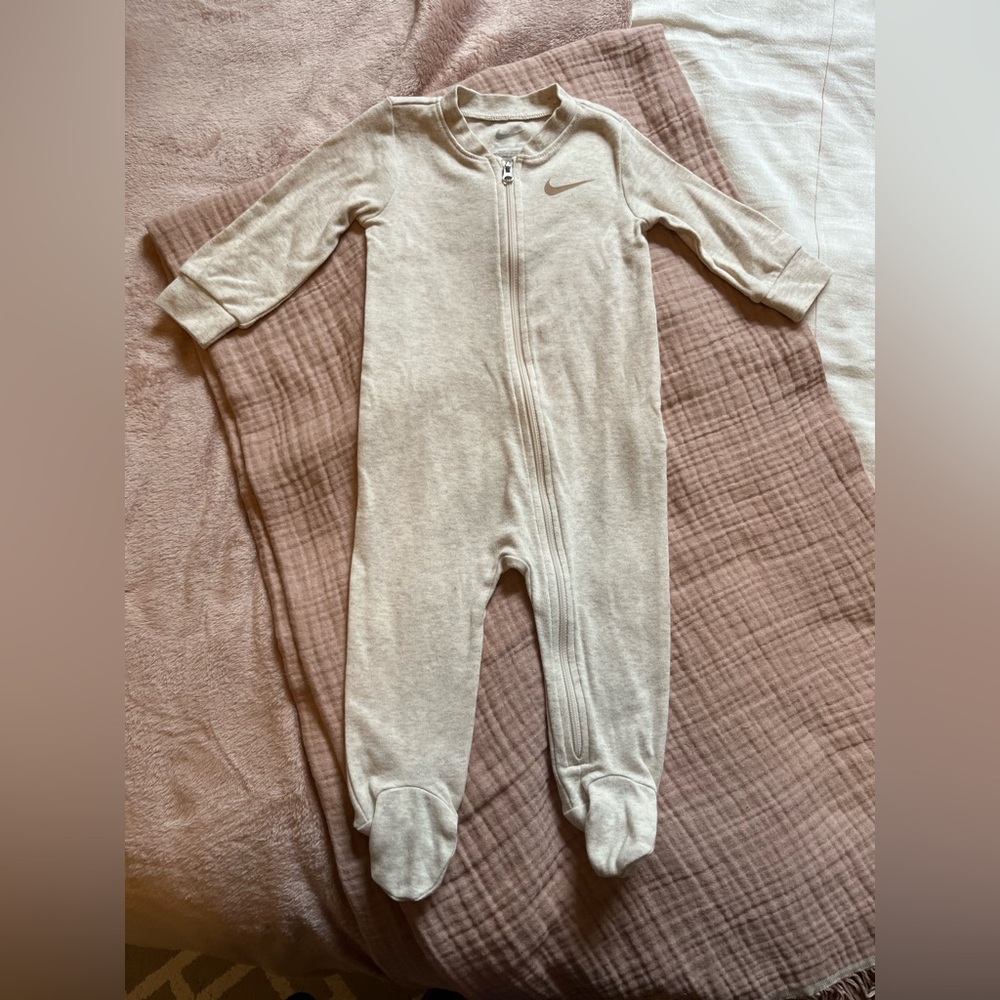 Nike Baby One-Piece Zip Footed Romper Neutral Oat Sports Pajamas - Picture 3 of 6